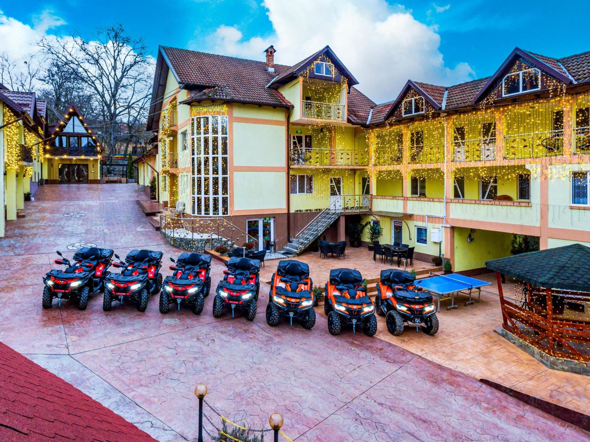 Hotel Pensiunea Mihaela-Transalpina Novaci-Străini Exteriér fotografie