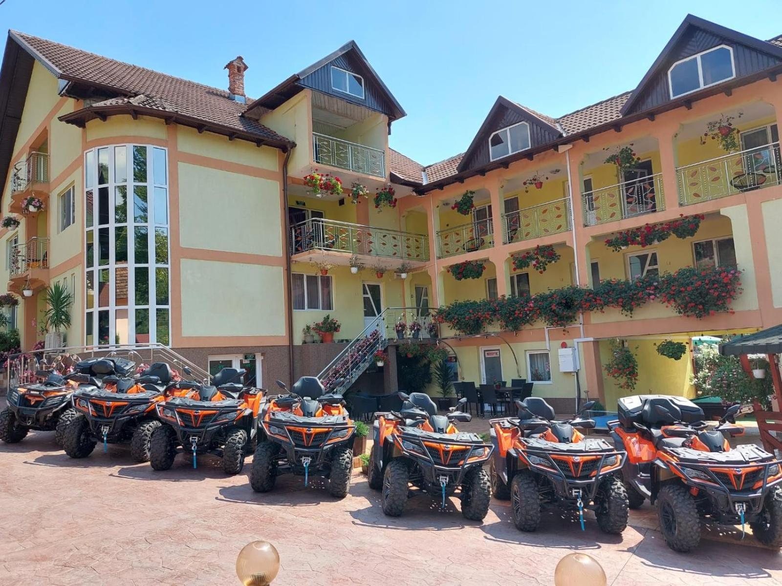 Hotel Pensiunea Mihaela-Transalpina Novaci-Străini Exteriér fotografie