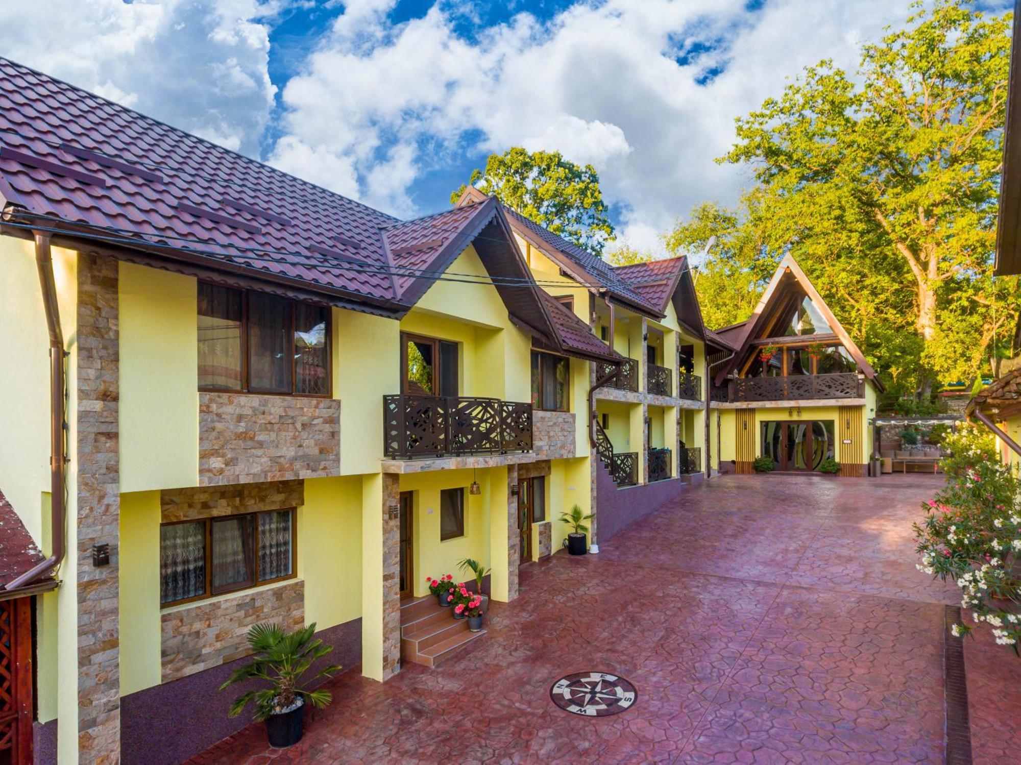 Hotel Pensiunea Mihaela-Transalpina Novaci-Străini Exteriér fotografie