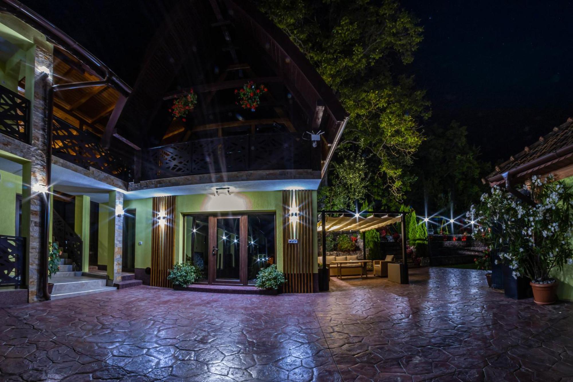 Hotel Pensiunea Mihaela-Transalpina Novaci-Străini Exteriér fotografie