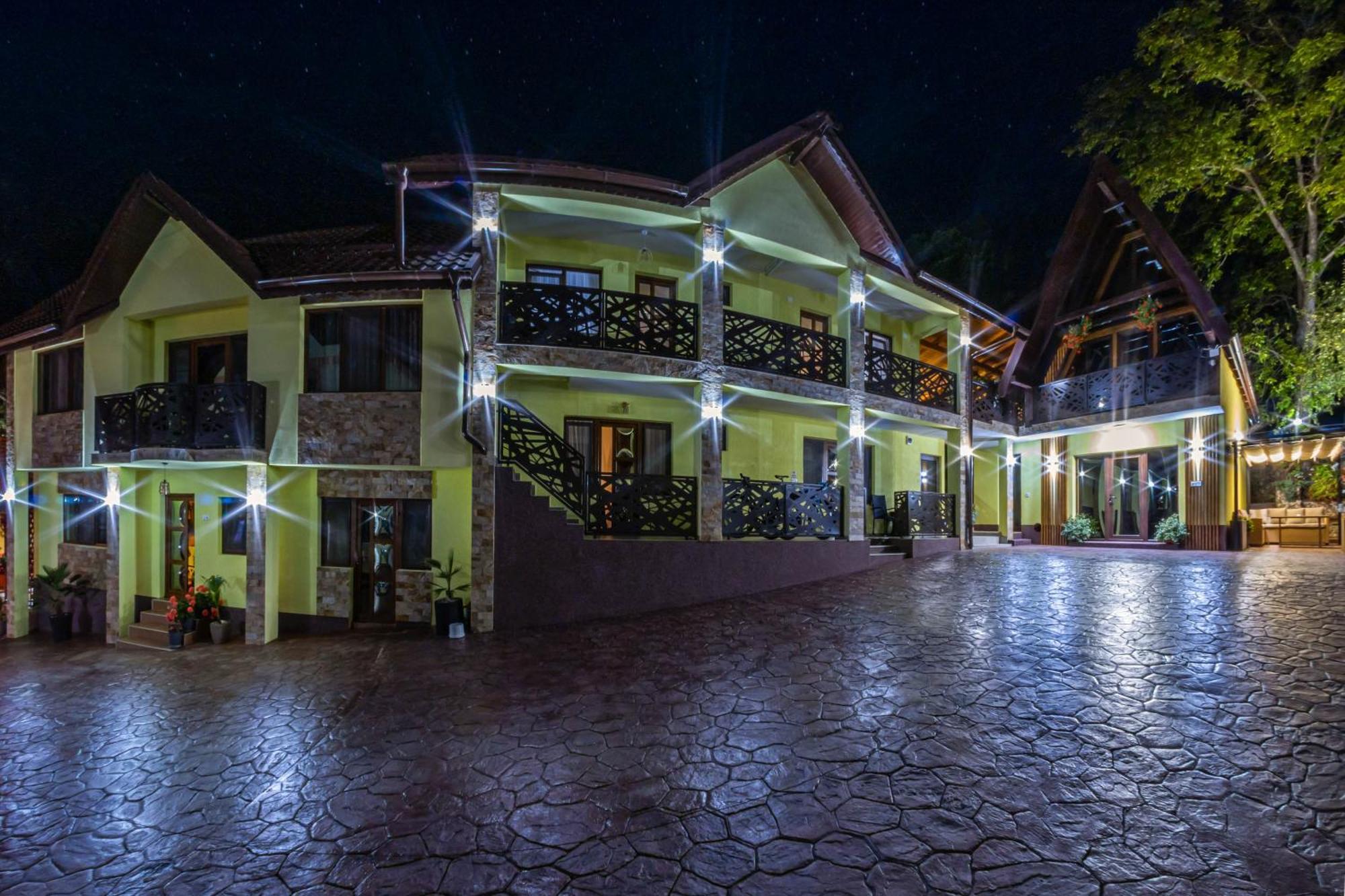 Hotel Pensiunea Mihaela-Transalpina Novaci-Străini Exteriér fotografie